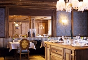 05-restaurant_babenberger_kaiserstube_mit_gedeck_trofana_royal
